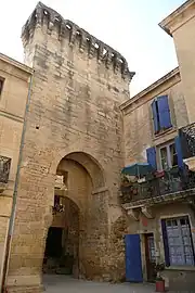 la porte de ville fortifiée.