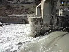 Au moment de la prise de vue, la Durance était en petite crue, après des pluies, ce qui crée des remous en bas des déversoirs