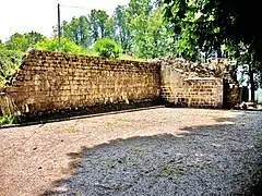 Restes du rempart Ouest de l'ancien château.