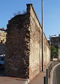 Le rempart entre l'allée de Barcelone et la rue de la Boule.