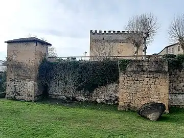 Le donjon Lacataye protégé par les remparts de la ville, vu depuis la promenade du 21 août 1944