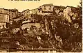 Vieille carte postale présentant la tour de Coagne et ses remparts vus depuis la vallée des Usines.