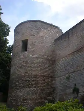 vue d'une tour antique d'une partie de courtine attenante