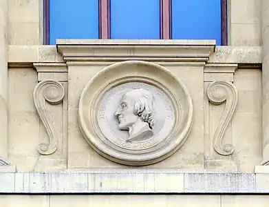 Portrait en médaillon de René-Just Haüy sur la façade la grande galerie de l'Évolution du Muséum national d'histoire naturelle à Paris.