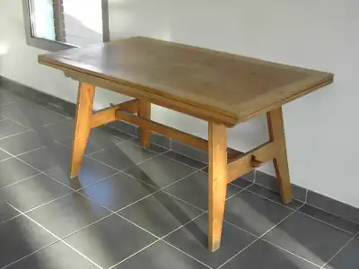 Table pour sinistrés en hêtre.