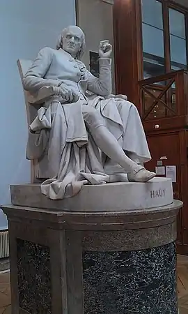 La statue de René Just Haüy, au milieu de la nef centrale de la Galerie