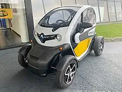 Une Twizy, véhicule de courtoisie d'un garage-concessionnaire Renault. Vue avant gauche…