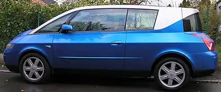 Une Renault Avantime bleue.