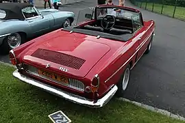 Caravelle 1100 avec grille d'aérations sur le capot de moteur Renault 8.