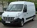 Trois quart avant du Renault Master III phase 1 fourgon.