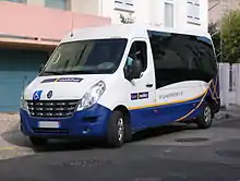 Vue de trois-quarts avant-gauche d'un Renault Master III du service Mobibus de Tisséo