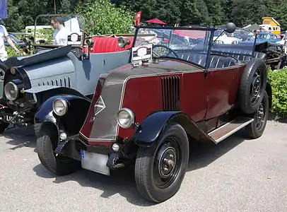 Renault NN (galbe des ailes plus plat), cabriolet.