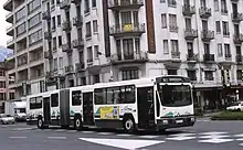 Photographie en couleurs d’un autobus articulé avec la livrée de 1992.