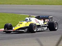 Photo d'une monoplace de Formule 1 jaune et noire