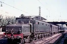 La 7210 tractant un train de voyageurs en 1955.