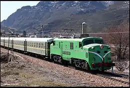 Locomotive 7766 tractant des voitures de la série 6000.