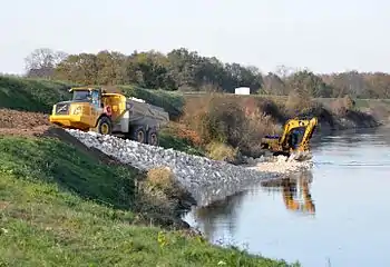 Renforcement du pied de levée par apport d'enrochements - Guilly - lieu-dit Bouteille (2011)