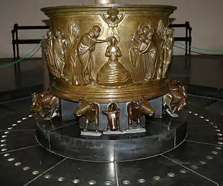 Fonts baptismaux de Saint-Barthélemy : Le baptême du Christ, par Renier de Huy, Liège