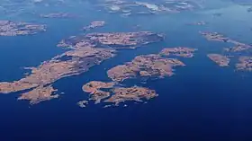 L'île de Rennesøy est situé vers la gauche de la vue aérienne