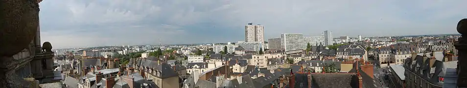 Vue panoramique de l'ouest de Rennes et du quartier Bourg-l'Évesque du haut de la cathédrale de Rennes.