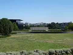 Parc de Beauregard, au fond les tours de Maurepas