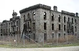 L'hôpital en ruine en 2006