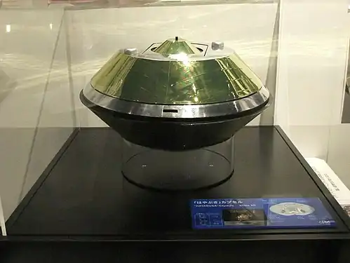 Réplique de la capsule de retour d'échantillons de la sonde Hayabusa exposée au centre d'information de la JAXA à Tokyo.