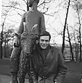 Rob de Nijs en 1964 sur une sculpture de Gerrit Bolhuis, dans l'Oosterpark d'Amsterdam. Photo de Jean Smulders/Anefo.