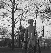 Rob de Nijs photographié en 1964 par Jean Smudlers sur Le Monteur de chèvre, statue de Gerrit Bolhuis dans l'Oosterpark