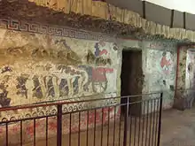 Mur des reproductions de fresques (Charun aux rênes du quadrige infernal au premier plan).
