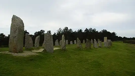 Monument en forme d'esnèque (bateau viking) à la pointe d'Agon-Coutainville, Manche (reproduction identique des Mégalithes de Ale).