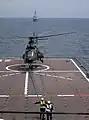 Un EC-725 Super Puma sur le pont du RSS Resolution (7 juin 2004)