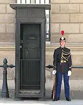 Un garde républicain, devant l'Élysée.
