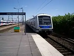 Le train HISI (actuellement HOCI) arrivant à Chelles - Gournay depuis le dépôt de Vaires-sur-Marne, prendra les voyageurs en direction d'Haussmann - Saint-Lazare.