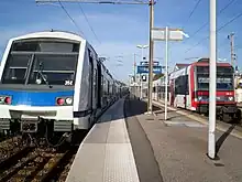 Rames RER et Transilien de chaque côté du quais central