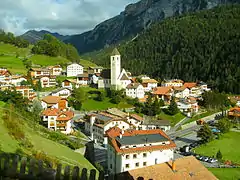 Curon Venosta avec la nouvelle église paroissiale.