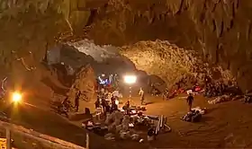 Sauveteurs et équipements dans la grotte de Tham Luang.