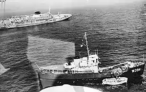 Vue de l'Andrea Doria durant l'évacuation des passagers.