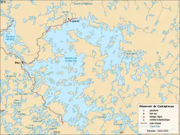 Carte montrant l'emplacement du réservoir, de la route d'accès de même que des digues et des barrages, situés au nord et à l'ouest de la région.