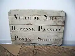 Panneau signalant un poste de secours de défense passive à Nice.