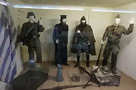 Vitrine consacrée à la résistance de la Seconde Guerre mondiale.