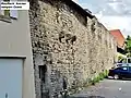 Les remparts vue de l'ouest, à la fin de la promenade des remparts avec les créneaux encore conservés.