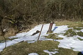 Les restes dispersés de la tourelle de mitrailleuses.