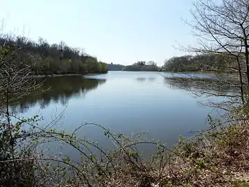 À son extrémité orientale, le plan d'eau de Mialet marque la limite entre La Coquille (à gauche) et Mialet.