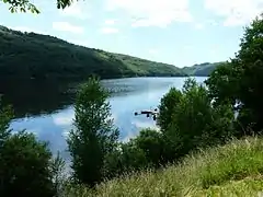 Le hameau de Laussac, à présent sur une presqu'île, dispose de sa propre plage sur la retenue de Sarrans et d'une chapelle, 2016