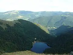 Au pied du Hohneck le barrage de Schiessrothried et au fond à gauche le Petit Ballon.