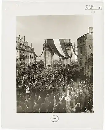 La porte drapée d'un drapeau tricolore (retour du front du 18e corps d'armée en 1919)