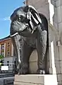 Premier éléphant reposé début mai face à la rue de Boigne.