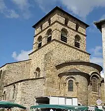 Chœur et clocher de l'église, avec l'abside au premier plan.