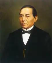 Benito Juárez pose assis en costume de couleur sombre